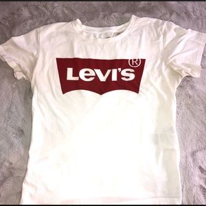 White levi’s shirt